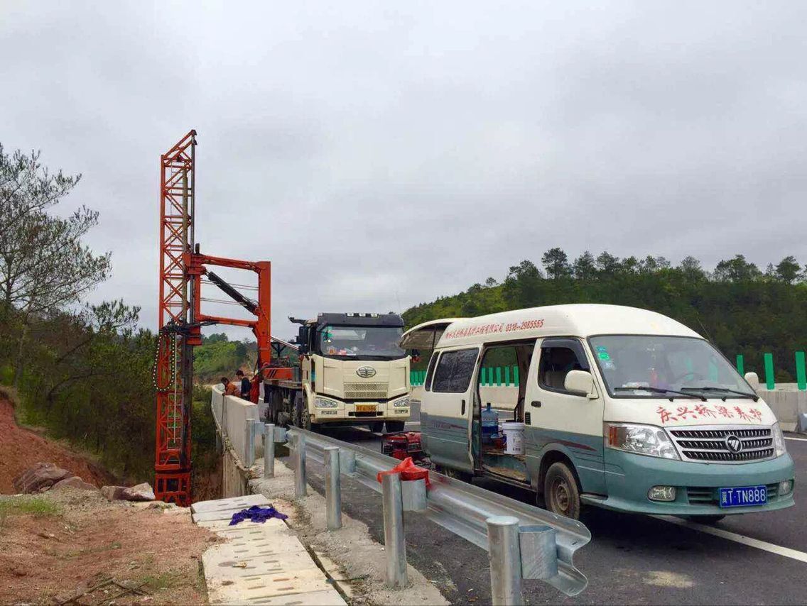 桥梁检测车在高架，桥梁，高速公路上发挥作用